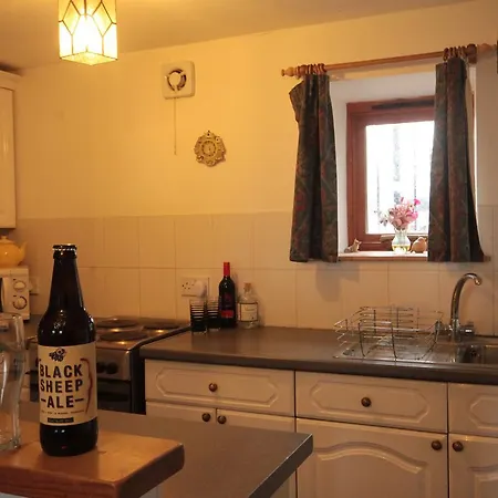 West Leas Farm * Laverton
