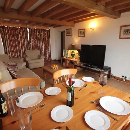 West Leas Farm * Laverton